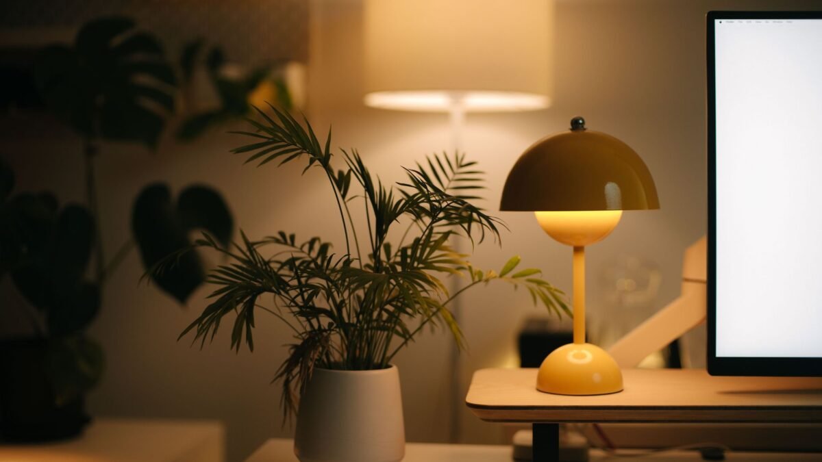 Iluminação para home office: 3 opções que não cansam a vista